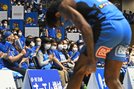 ユニフォームで顔を覆い、コートを離れるペリン・ビュフォードを見つめるファン