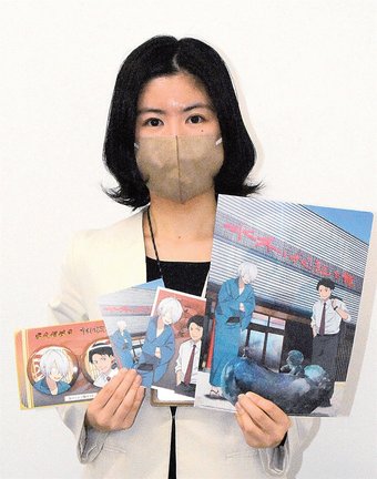 水木しげる記念館で発売するオリジナルアートグッズを持つ学芸員の坂本茜さん＝境港市本町