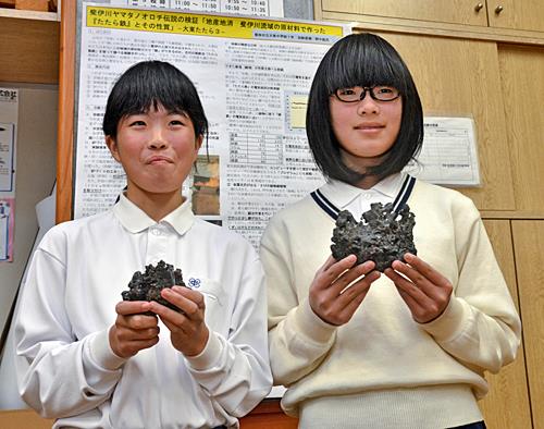島根県科学作品展で受賞し、自分たちで作ったけらを手にする加納菜摘さん（左）と野中風花さん＝雲南市大東町養賀、大東中学校