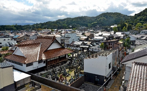 ブルーシートがかけられた家がほぼ無くなった倉吉市の中心市街地。生活再建の支援は今も続く＝同市明治町