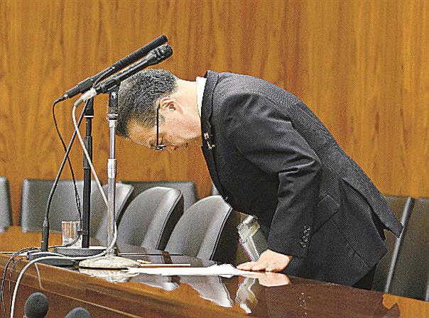 自民党派閥の政治資金パーティー裏金事件を受けた参院の政治倫理審査会を終え、一礼する世耕弘成前参院幹事長＝１４日