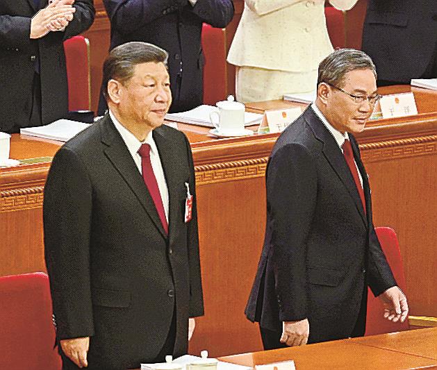中国全人代の開幕式に臨む習近平国家主席（左）と李強首相＝５日、北京の人民大会堂（共同）