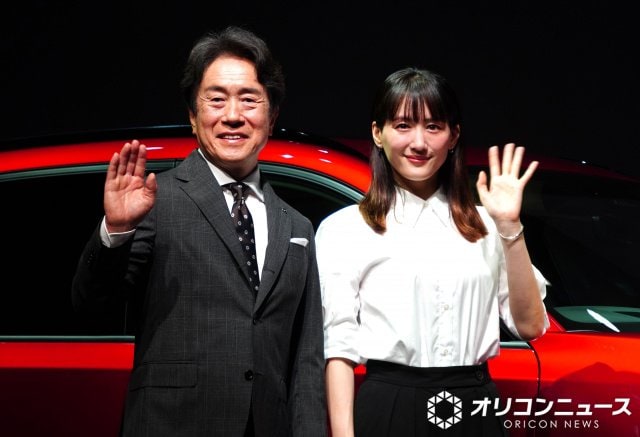 新型「MAZDA CX-5」発表会に登壇した(左から)毛籠勝弘氏、綾瀬はるか (C)ORICON NewS inc.