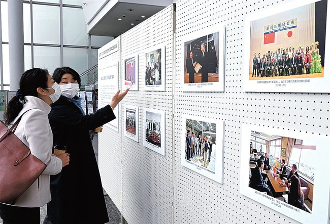 松江市と中国の寧夏回族自治区銀川市の交流事業の写真を見る来場者＝松江市朝日町、松江テルサ