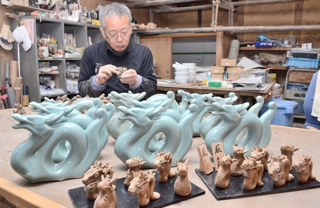 辰の置物を製作する螺山勝実さん＝浜田市長沢町、尾上窯