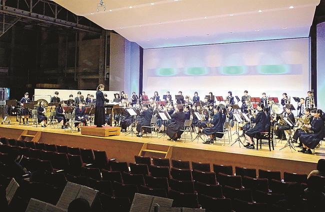 ラメールで１月に行われた演奏会に参加した吹奏楽部の部員たち（キラキラ雲南提供）