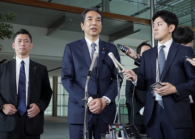 石破茂首相に辞表提出後、記者団の取材に応じる江藤拓前農相＝２１日、首相官邸
