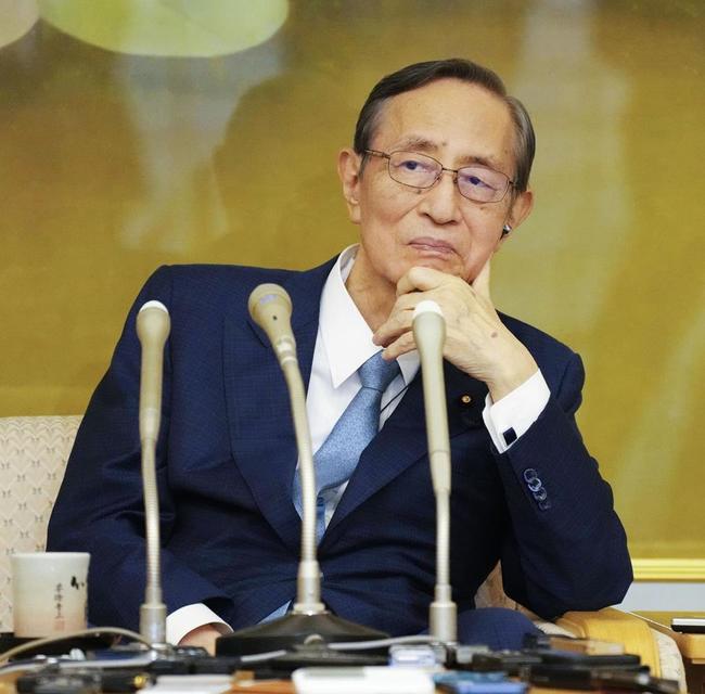 記者会見で辞任を表明した細田博之衆院議長＝１３日午後、衆院議長公邸