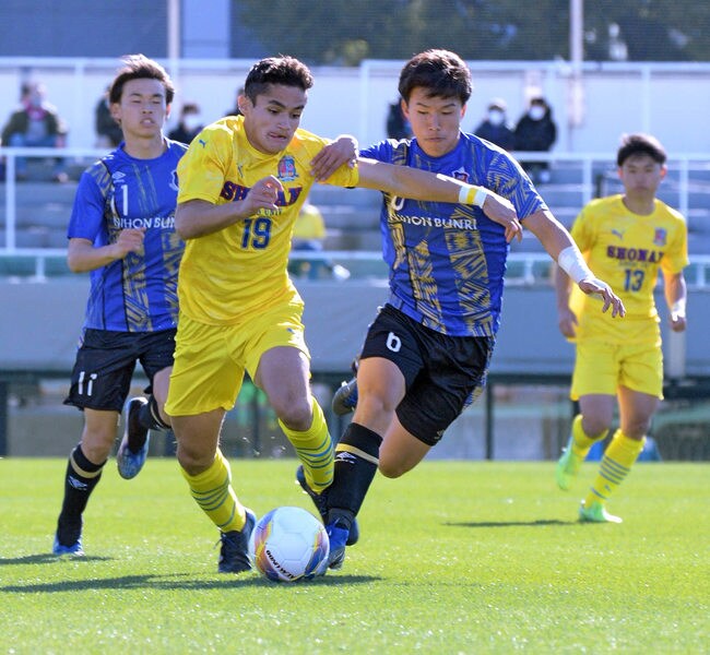 【１回戦・立正大淞南ー日本文理】前半７分、立正大淞南のイゴル・ヤン（中央左）が相手と競り合う＝味の素フィールド西が丘