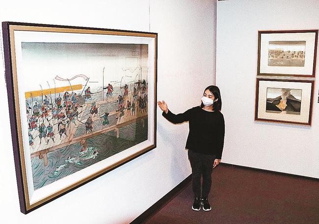 安野光雅美術館開館２０周年として作成した「繪本　平家物語　橋合戦」の拡大レプリカ＝島根県津和野町後田、町立安野光雅美術館