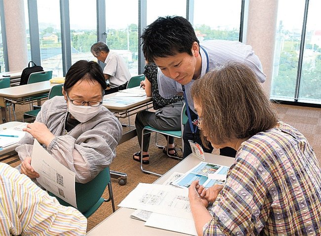４こま漫画の並べ替えに挑戦する参加者＝出雲市斐川町上庄原、山陰中央新報製作センターしんぶん学聞館