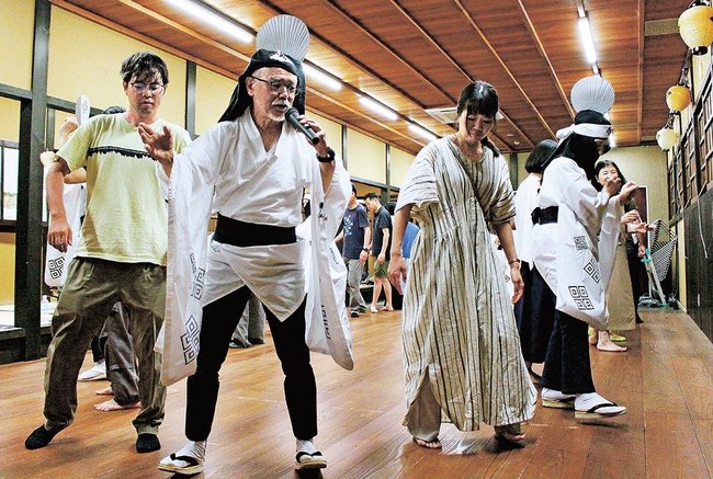 津和野踊りを体験する参加者＝島根県津和野町後田、藩校養老館