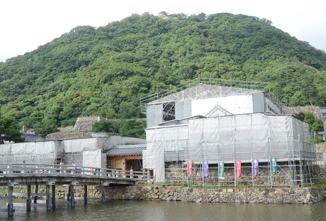 中ノ御門渡櫓門の復元工事が進む鳥取城跡。左奥の石垣の上に二ノ丸三階櫓がかつてあった＝鳥取市東町２丁目