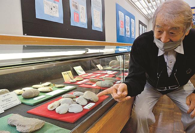 展示品を説明する小原貴樹館長＝米子市福市、市福市考古資料館