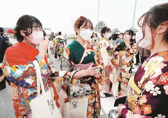 成人式で、友人との再会を喜ぶ出席者=境港市竹内団地、境夢みなとターミナル