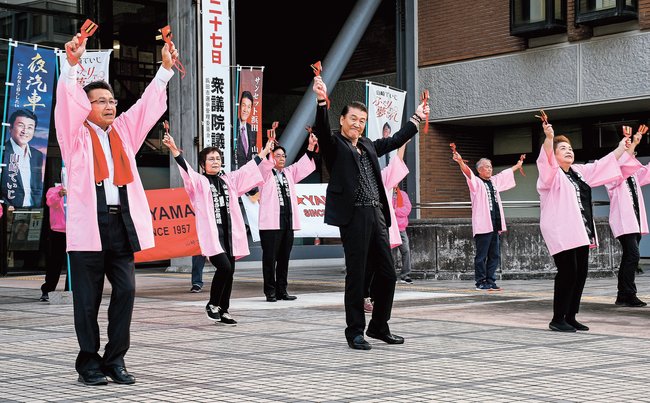 津市の後援会員らと振り付けをＰＲする山崎ていじさん（前列左から２人目）＝浜田市殿町、市役所