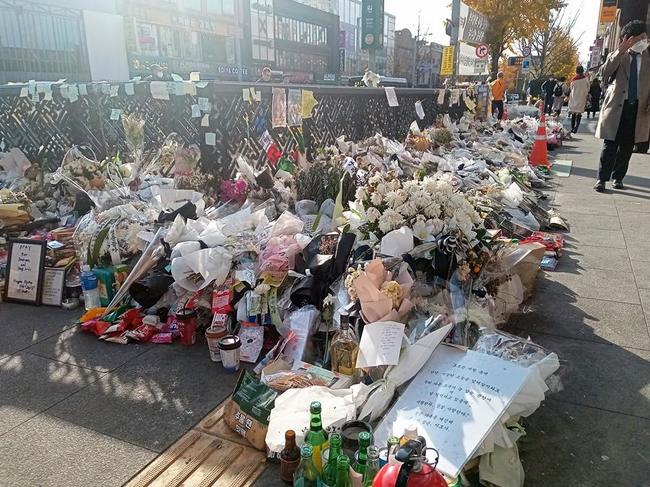 花やメッセージが供えられた韓国ソウル・梨泰院の事故現場付近の歩道＝ともに１４日撮影