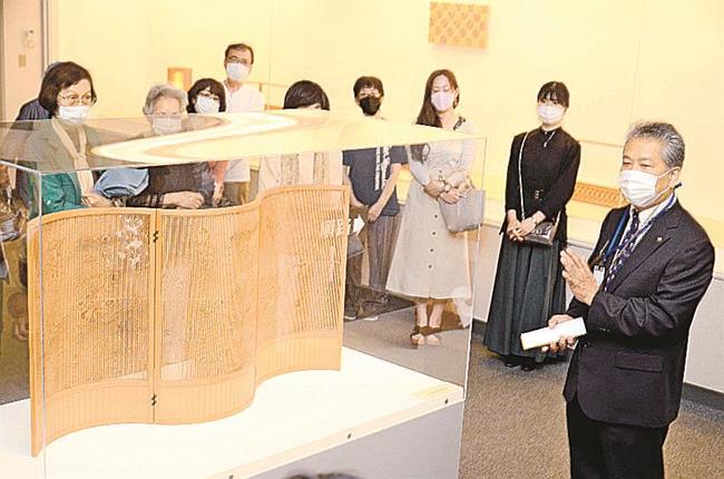 自作について解説する藤原正さん（右）＝出雲市浜町、出雲文化伝承館