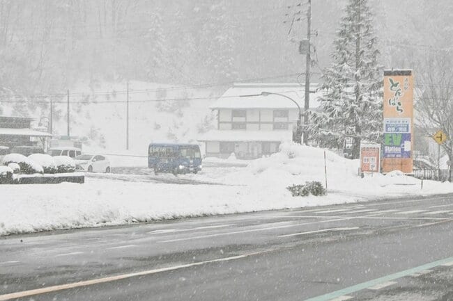 雪が降り、道路脇に雪が積もった国道５４号＝２８日午後４時３５分ごろ、島根県飯南町花栗