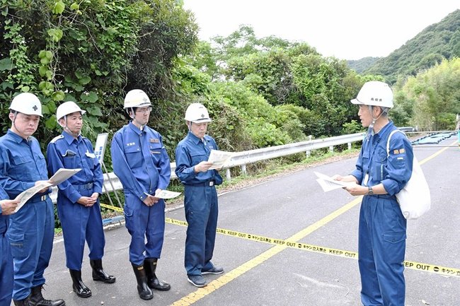 崩落した県道の説明を受ける青木一彦参院議員（左から４人目）と高見康裕衆院議員（左から３人目）＝出雲市大社町日御碕