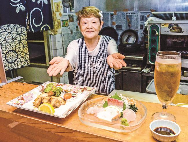 よなごバルで提供するメニューを紹介する大衆料理こがねのスタッフ=米子市朝日町、同店