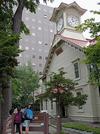 高層ビルに囲まれるように建つ札幌市時計台＝６月３日、札幌市中央区