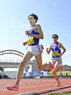 男子5000メートル　13分48秒90で日本勢最高の２位となった三浦龍司（左）＝相模原ギオンスタジアム