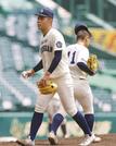 ４回表、智弁和歌山に追加点を許し、山本由（奥）にマウンドを譲る石見智翠館・山崎琢＝甲子園