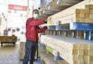 工具や資材類の品ぞろえを充実させたジュンテンドー神西店の売り場＝出雲市神西沖町