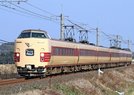国鉄色の特急やくも＝出雲市内