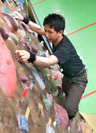 世界選手権大会に向けクライミングジムで練習に励む岡田卓也さん＝大阪市中央区