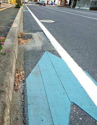 道路上に設けられた自転車の通行帯。一部には段差があって通りにくいと感じる所もある＝松江市内