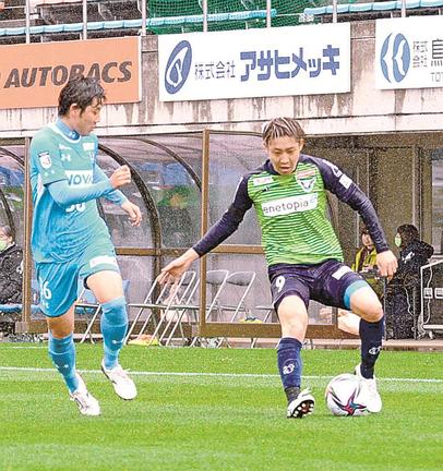 【第２節・鳥取－岩手】前半、鳥取のＦＷ田口がドリブルで相手陣に切り込む＝Ａｘｉｓバードスタジアム
