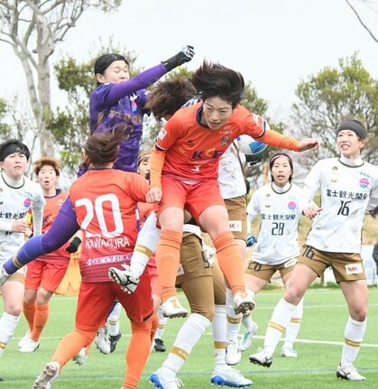 【第３節・ディオッサ出雲ＦＣ－ＦＣふじざくら山梨】後半、ゴール前で相手と競り合うディオッサ出雲ＦＣのＦＷ岩下綺良々（中央）＝出雲健康公園多目的運動場