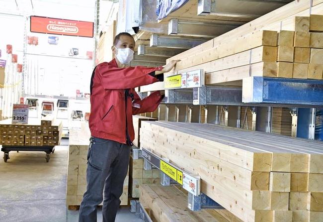 工具や資材類の品ぞろえを充実させたジュンテンドー神西店の売り場＝出雲市神西沖町