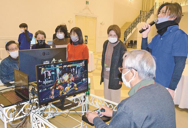司会者の実況に合わせてコントローラーを操作する参加者＝出雲市浜町、アンジェグレースガーデン