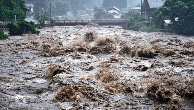 台風７号による大雨で増水し濁流と化した佐治川＝２０２３年８月１５日、鳥取市佐治町内