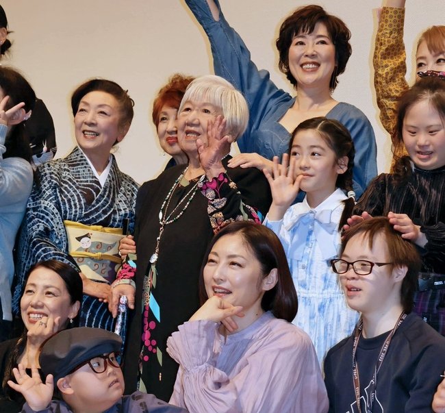映画「わたしのかあさん　天使の詩」の舞台あいさつに立った山田火砂子監督（中段中央）、主演の寺島しのぶさん（上段左）、娘役を演じた常盤貴子さん（下段右から２人目）ら＝２０２４年２月２日、東京都内