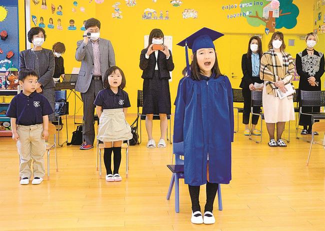 元気よく英語で園歌を歌う五明田葵ちゃん（中央）＝出雲市今市町、ステッピンストーンズ・イングリッシュプレスクール