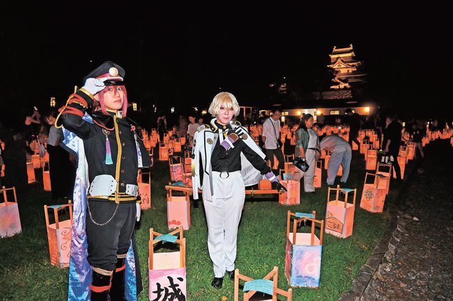 コスプレ姿でポーズを決める参加者＝松江市殿町