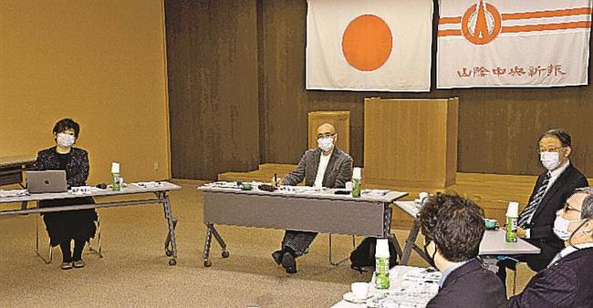 本紙編集担当者と意見交換する（左から）渡部裕子、毎熊浩一、松村順史各委員＝松江市殿町、山陰中央新報社