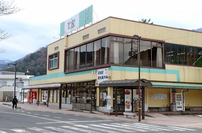 閉店方針のトスク若桜店。鳥取県若桜町では唯一のスーパーがなくなってしまう