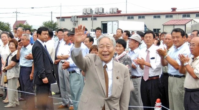 ２００５年８月、衆院選候補の応援に駆けつけ、笑顔で手を振る青木幹雄さん＝出雲市内
