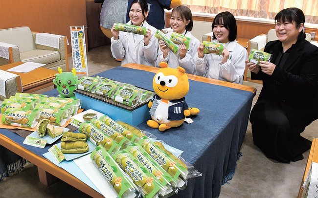 開発した商品を手にする島根県立大の籠橋有紀子教授（右）と学生ら＝松江市殿町、県庁