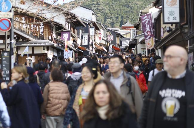 観光客で混雑する京都・清水寺周辺＝２０２４年１２月