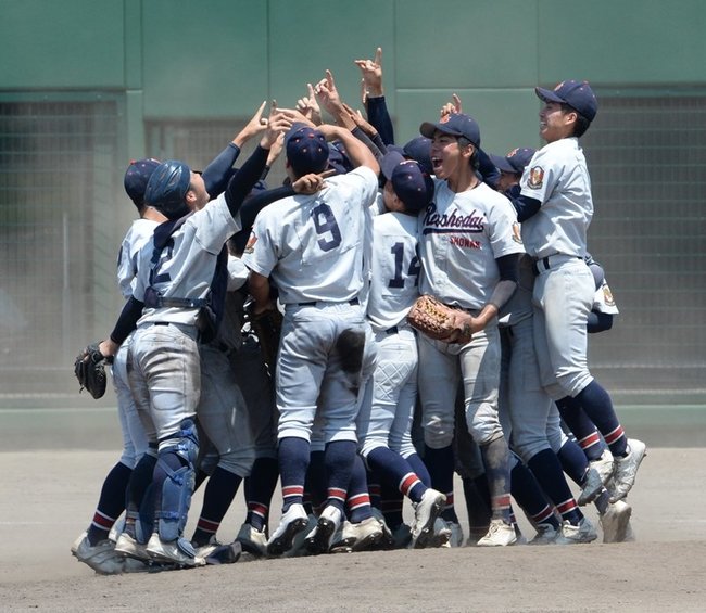 優勝を決め、喜ぶ立正大淞南ナイン＝県立浜山公園野球場
