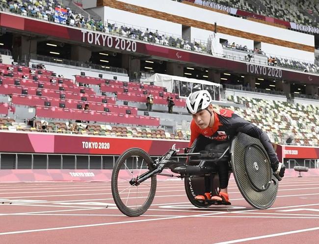男子１００㍍（脳性まひＴ３３）　５位でゴールする安野祐平＝国立競技場
