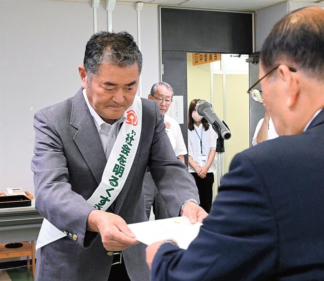 首相のメッセージを久保田章市市長に手渡す江木修二副分区長＝浜田市殿町、市役所