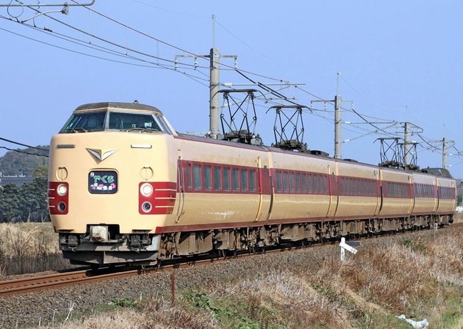 国鉄色の特急やくも＝出雲市内