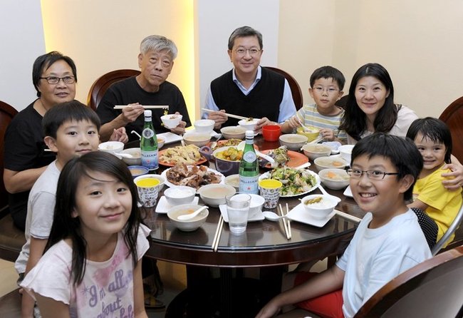 ３世代で食卓を囲む人々（共同）